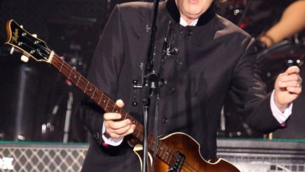 Paul McCartney i "O sole mio" na mandolinie