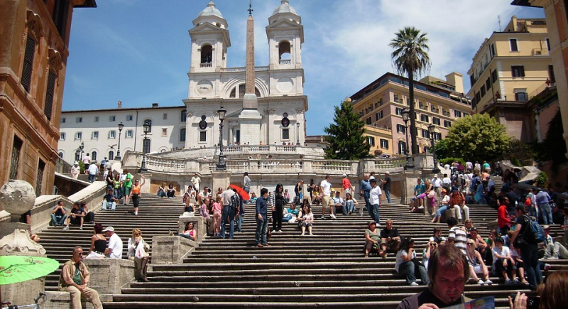 Zakaz siadania na Schodach Hiszpańskich w Rzymie