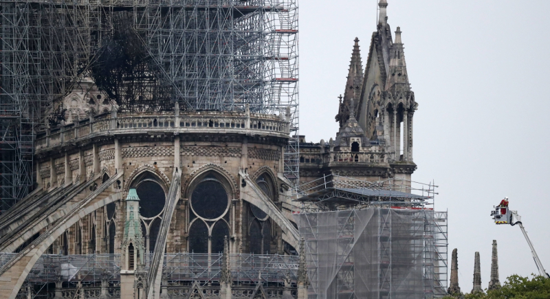 Notre Dame - struktura i fasada katedry ocalone