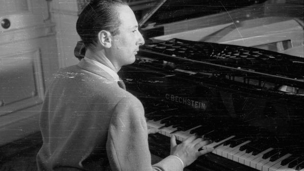 Fortepian Szpilmana i  partytura  suity na wystawie i aukcji w DESA Unicum