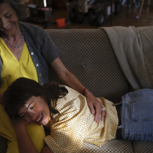 Posłuchaj podcastów! Szczęśliwi domownicy: zmysły, mosty pokoleniowe i czworonogi w raportach “Szczęśliwy Dom”