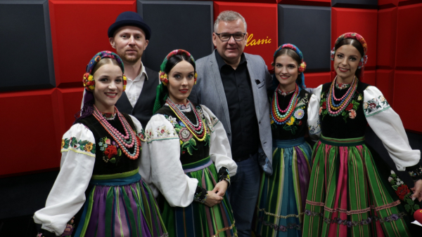 Artystki zespołu „Mazowsze” w piosence „Zwłaszcza wrzesień jesień spłaszcza, czyli papużka hulaszcza” z tekstem Artura Andrusa 