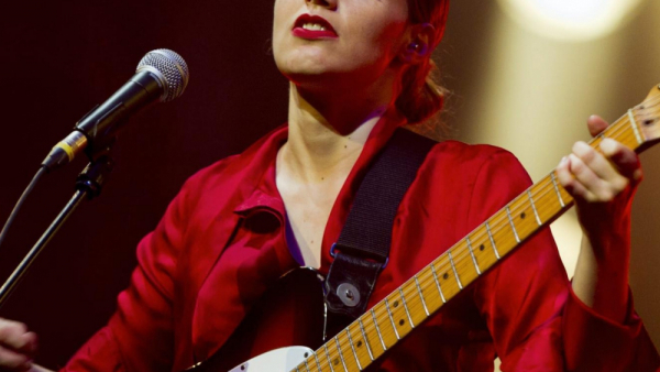 Anna Calvi z singlem ze ścieżki dźwiękowej "Peaky Blinders"