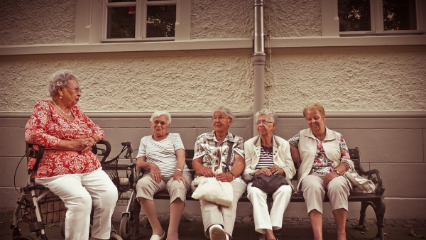 Uczeni wyjaśniają, dlaczego plotkujemy. I jakie to przynosi korzyści