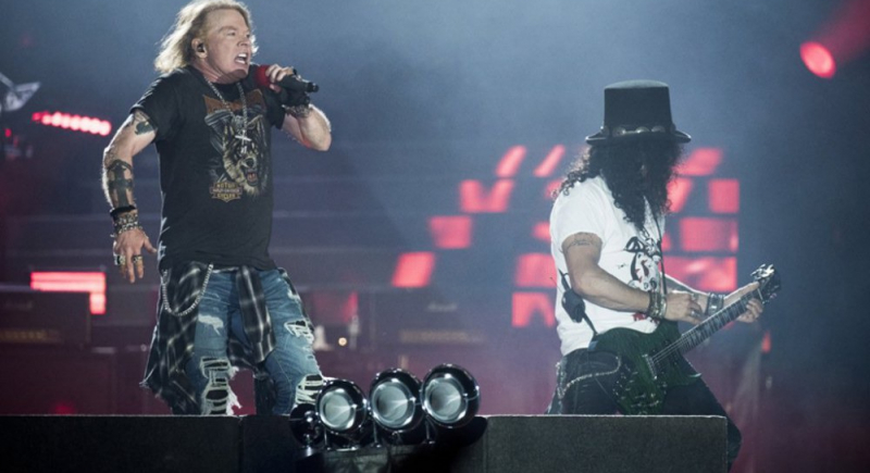 Zespół Guns N' Roses pozwał sklep sprzedający broń i… kwiaty