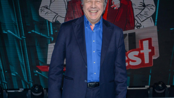 Aktor Emilian Kamiński zaprasza bezdomnych na świąteczne śniadanie