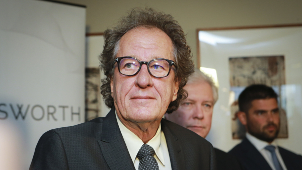 Geoffrey Rush w filmie biograficznym „Raised Eyebrows”. Aktor wystąpi jako Groucho Marx