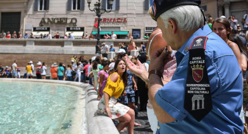 Turyści - trzymajcie się z dala od fontanny di Trevi w Rzymie!