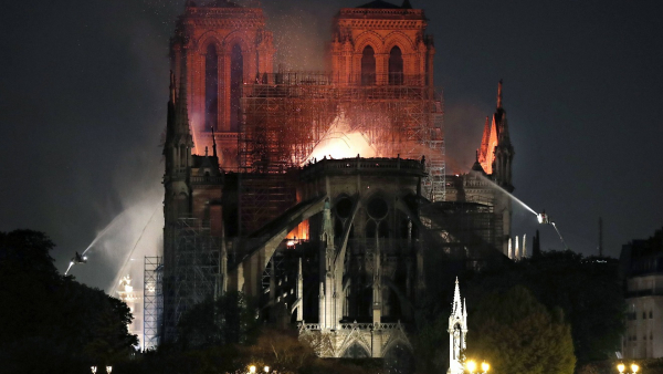 Rodziny Arnault i Pinault przekażą 300 mln euro na odbudowę Notre Dame