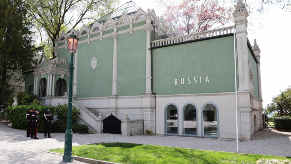 Rosyjski artysta w antywojennym proteście przed zamkniętym pawilonem rosyjskim na Biennale w Wenecji