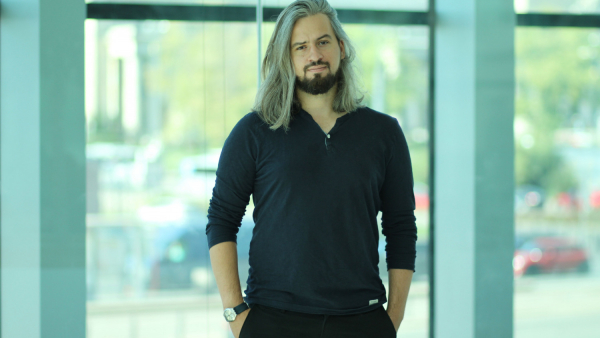 Rozmowa z Jakubem Szamałkiem, pisarzem, twórcą gier wideo, współscenarzystą filmu "Ukryta sieć" (thriller już w streamingu)