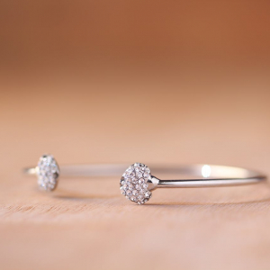 Biżuteria z kamieniami do pracy, na randkę i na wieczór – co wybrać?