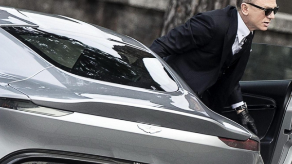 James Bond pokonany przez dziurawe rzymskie jezdnie