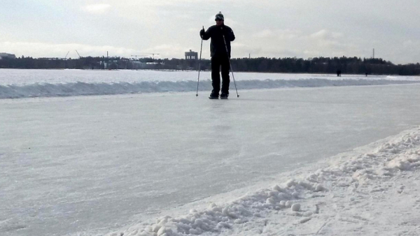 Prosto z tramwaju na łyżwy po zamarzniętym morzu