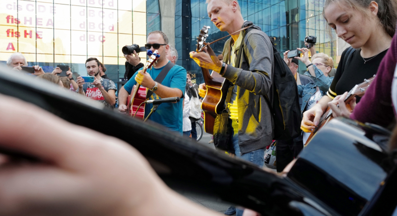 Kilkunastu gitarzystów zagrało "Laylę" Claptona