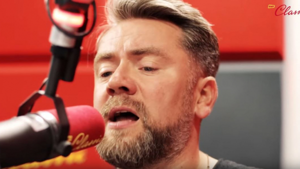 Kuba Badach w piosence „Raz na pięćdziesiąt lat” z tekstem Artura Andrusa 