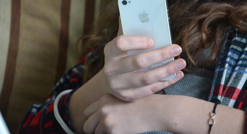 Uzależnienie od smartfona postarza?