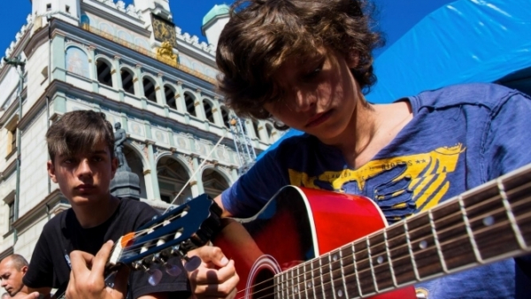 W Poznaniu zabrzmiał utwór "Sultans of Swing" na ponad 250 gitar