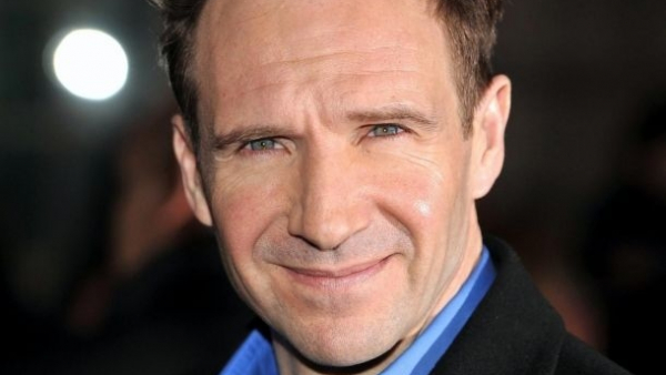 Ralph Fiennes wyreżyserował sztukę Szekspira