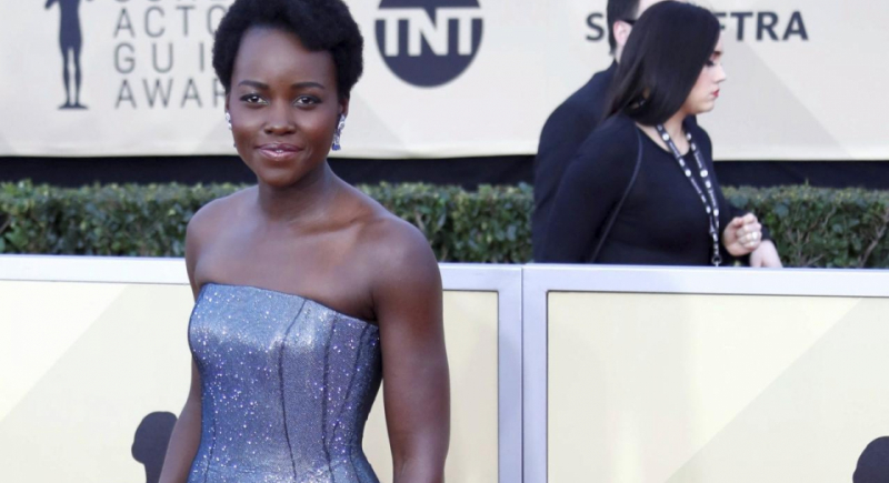 Lupita Nyong'o olśniewa na purpurowym dywanie