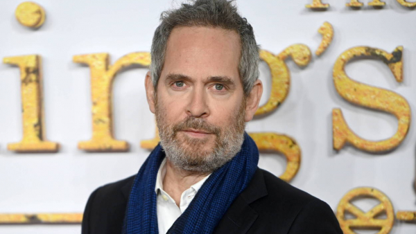 Tom Hollander jako Alfred Hitchcock w trzecim sezonie „Potwora”