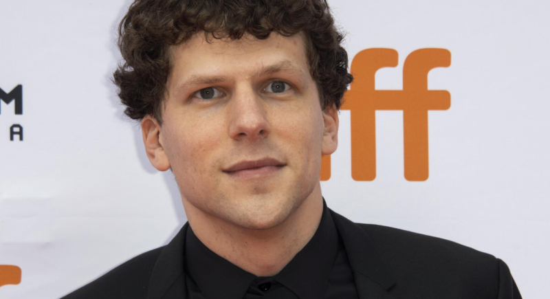 Jesse Eisenberg jako Marcel Marceau w zwiastunie filmu "Resistance"