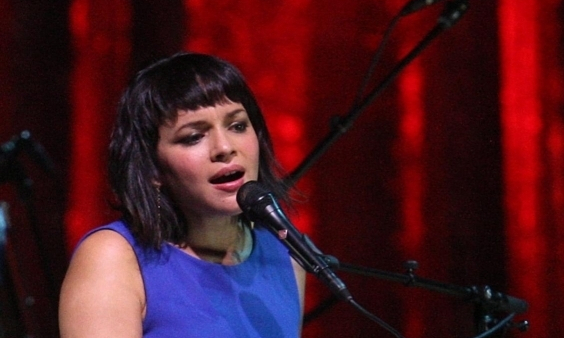 Norah Jones i Billie Joe Armstrong śpiewają piosenki Everly Brothers