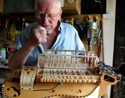 Kilkanaście godzin dziennie pracuje najstarszy w Polsce wytwórca lir