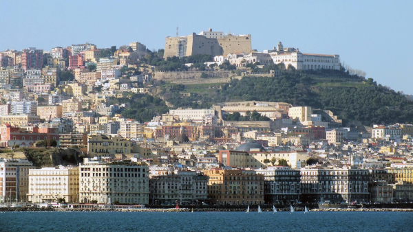 Na zamku w Neapolu artysta stworzył niezwykłą balustradę dla niewidomych, która opisuje im widok