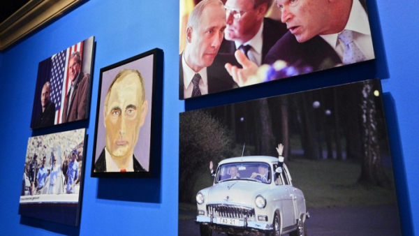 George W. Bush maluje portrety światowych przywódców
