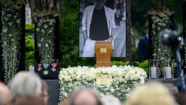 "Do zobaczenia za jakiś czas". Janusz Głowacki spoczął na Powązkach