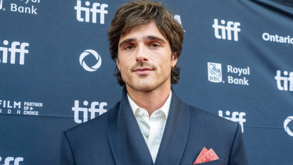 Emerald Fennell broni wyboru Jacoba Elordiego i Margot Robbie do nowych „Wichrowych wzgórz”