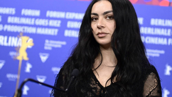 Brytyjska gwiazda pop, Charli XCX, w zwiastunie filmu, który kręcono w Warszawie
