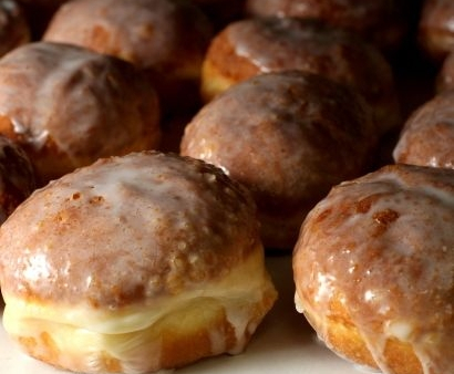 Pączki - symbol tłustego czwartku, ozdoba karnawałowego stołu