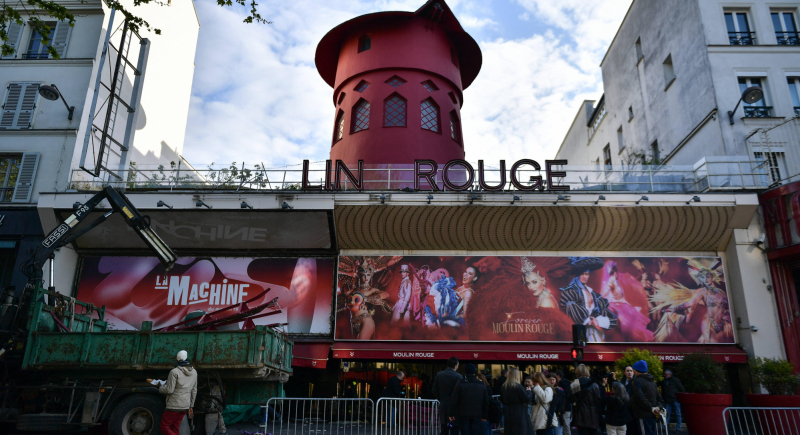 Z wiatraka na siedzibie kabaretu Moulin Rouge odpadły skrzydła