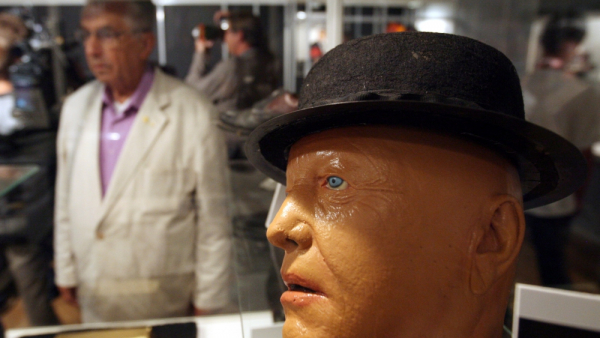 Fan Jamesa Bonda poprosił o wycenę sfatygowanego melonika. Teraz będzie bogaczem