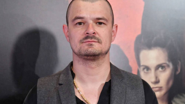 Dawid Ogrodnik ma sobowtóra w Indiach. To znany influencer i mistrz gry w carrom