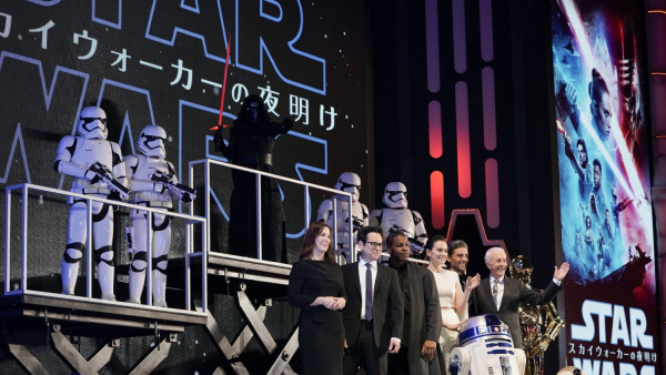 Tydzień przed premierą "Gwiezdnych wojen" fani w USA już stoją w kolejce do kina