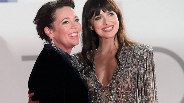 Olivia Colman zdecydowała się na pierwszy tatuaż. Zrobiła go jej Dakota Johnson