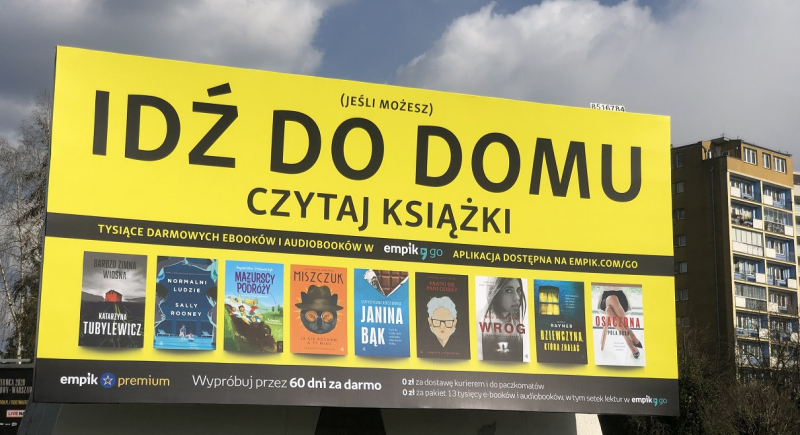 Idź do domu, czytaj książki. Wielki billboard w Warszawie