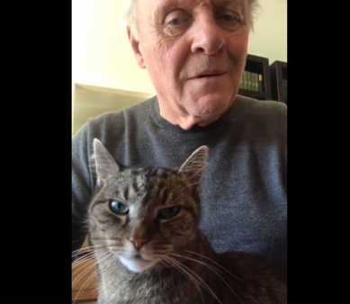 Anthony Hopkins razem z kotem gra na fortepianie!