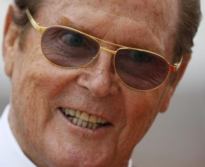Roger Moore reklamuje czystą wodę w roli... Jamesa Bonda