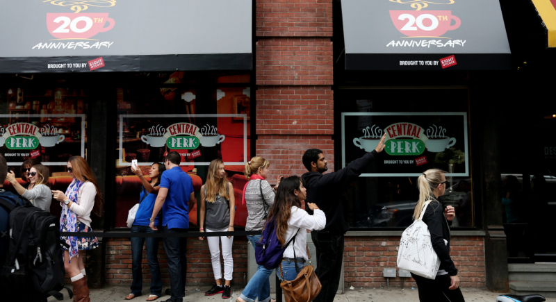 W Bostonie otwarto pierwszą licencjonowaną kawiarnię z serialu „Przyjaciele”