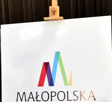 Nowe logo Małopolski: górskie szczyty, wieże bazyliki Mariackiej i wijąca się Wisła 