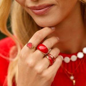 Jak dopasować biżuterię do stylu ubierania, żeby tworzyła spójny efekt?