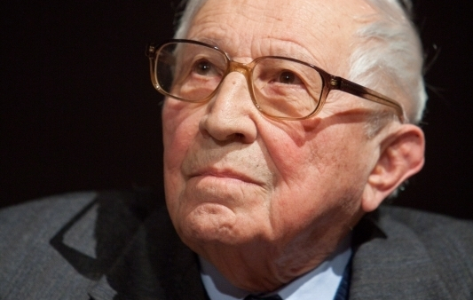 Na wrocławskim Rynku happening z okazji 93. urodzin Tadeusza Różewicza