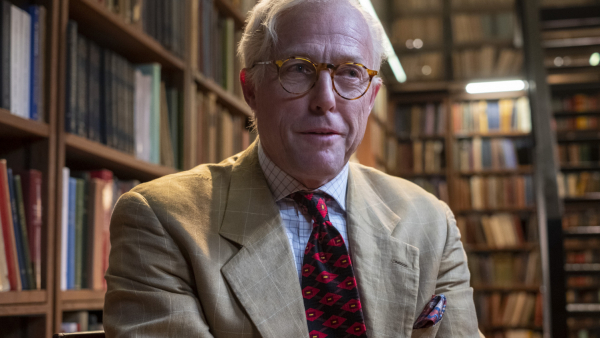 Zeus paranoik w serialu „Kaos”. Hugh Grant rezygnuje z roli, zastąpi go doktor Ian z „Parku Jurajskiego”