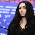 Brytyjska gwiazda pop, Charli XCX, w zwiastunie filmu, który kręcono w Warszawie