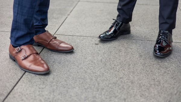 Klasyka i nowoczesność – jakie buty męskie powinny znaleźć się w szafie każdego eleganckiego mężczyzny w 2026 roku