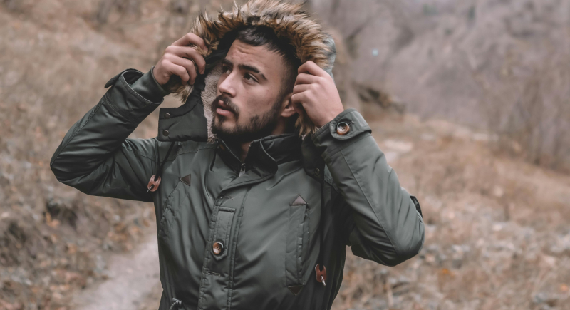 Kurtka parka – ponadczasowy klasyk, który nie wychodzi z mody. Dlaczego warto ją mieć?